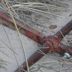 Ankerkreuz im Sand - Teilbild